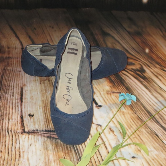 Toms Shoes - LIKE NEW! Toms 6.5 Blue Suede Snake Flats